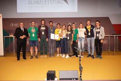 Le grup jonil Adüm da La Val á ciafé surandé le pest „Prestaziun d’ezelënza – le volontariat dla jonëza 2021” (Foto: Land Tirol/Sedlak)