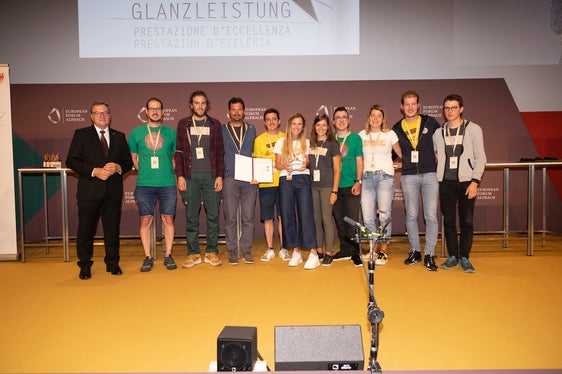 Das Gadertaler Projekt Jugendgruppe Adüm: Euregio-Präsident Platter mit Vertretern und Mitgliedern des Vereins - darunter Felix Nagler (2.v.r., Obmann des Vereins). (Foto: Land Tirol/Sedlak)