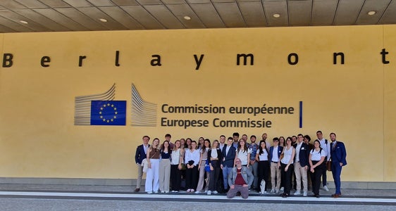 Die Teilnehmenden der EuregioBrusselsSchool 2024 vor dem Berlaymont-Gebäude stellten sich zu einem Gruppenfoto vor dem Hauptsitz der Europäischen Kommission in Brüssel. (Foto: Euregio-Vertretungsbüro in Brüssel)