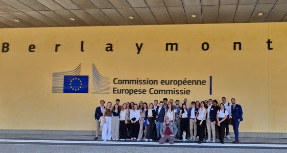 Partecipanti all'EuregioBrusselsSchool 2024 di fronte a palazzo Berlaymont, sede principale della Commissione europea a Bruxelles (Foto: Ufficio di rappresentanza dell'Euregio a Bruxelles)