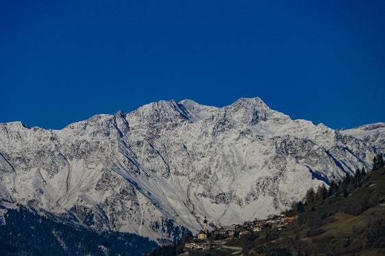 Wetterbild des Monats November 2025: Telfes mit den Ridnauner Bergen im Hintergrund (Foto: LPA/Martin Geier)