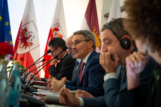 L presidënt Euregio y de Südtirol Arno Kompatscher (tamez) se damanda de se nuzé tla maniera plu efiziënta che la va dla ferata dla trassa sëura l Prëner che ie bele. (Foto: USP/Fabio Brucculeri)
