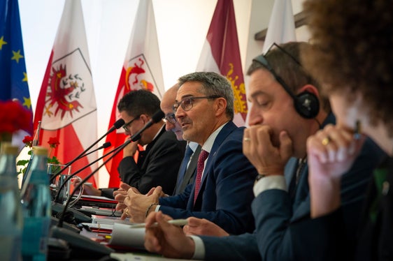 Il presidente dell'Euregio e della Provincia autonoma di Bolzano Arno Kompatscher (al centro) chiede che la linea ferroviaria esistente lungo il corridoio del Brennero venga utilizzata nel modo più efficiente possibile. (Foto: ASP/Fabio Brucculeri)