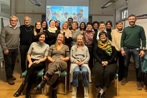 Die Absolventen des Grundlehrgangs Ethik für das Gesundheitspersonal mit dem Vorsitzenden des Landesethikkomitees Herbert Heidegger (links außen).