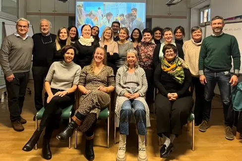 Die Absolventen des Grundlehrgangs Ethik für das Gesundheitspersonal mit dem Vorsitzenden des Landesethikkomitees Herbert Heidegger (links außen).