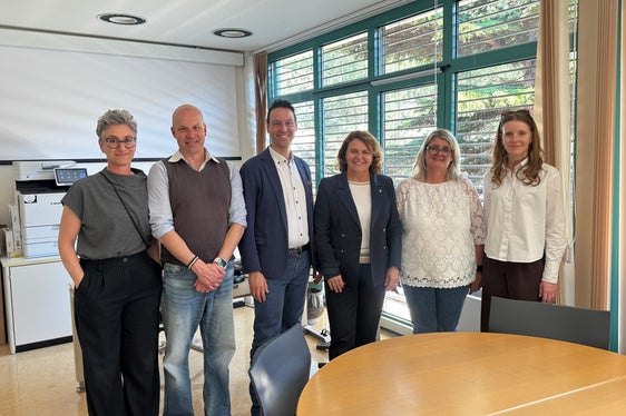 In Neumarkt ist seit Kurzem auch die Pflegeeinstufungen in zentral gelegenen Räumlichkeiten möglich. Im Bild (v.l.) Renate Piffer, Daniel Fiorani, Amtsdirektor Pasquale Basile, Landesrätin Rosmarie Pamer, Dunia Pircher und Anna Barborini. (Foto: LPA/Katharina Fleischmann)