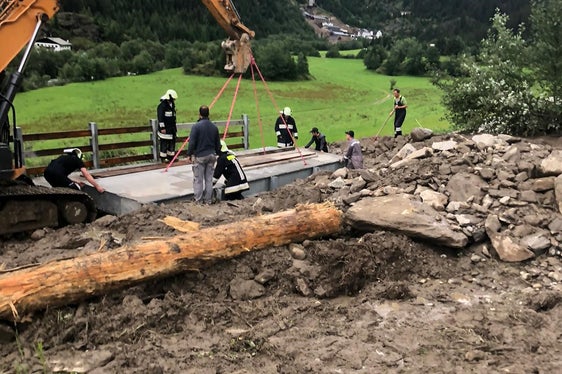 Noch am selben Tag hat die Wildbachverbauung mit Unterstützung der Freiwilligen Feuerwehr im Ertl Graben eine Behelfsbrücke errichtet, um die Verbindung zur Aglsboden Alm wieder herzustellen. (Foto: Freiwillige Feuerwehr Ridnaun)