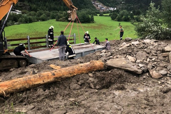 Noch am selben Tag hat die Wildbachverbauung mit Unterstützung der Freiwilligen Feuerwehr im Ertl Graben eine Behelfsbrücke errichtet, um die Verbindung zur Aglsboden Alm wieder herzustellen. (Foto: Freiwillige Feuerwehr Ridnaun)