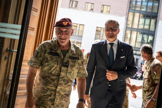 L'arrivo a Palazzo Widmann del capo di Stato Maggiore dell'Esercito, generale di Corpo d'Armata Carmine Masiello, accolto dal presidente della Provincia Arno Kompatscher. (Foto: USP/Fabio Brucculeri)