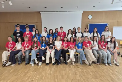 41 Schülerinnen und Schüler deutschsprachiger Oberschulen haben im kommenden Schuljahr 2026/2027 die Herausforderung angenommen haben, ein Semester oder ein ganzes Jahr in Italien bei einer Gastfamilie oder im Heim zu verbringen und eine italienischsprachige Schule zu besuchen. (Foto: LPA/Deutsche Bildungssdirektion/Jürgen Bergmann)