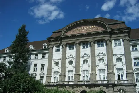 Per aiutare i maturandi altoatesini a prepararsi al test d'ingresso alle facoltà di Medicina e di Odontoiatria austriache (Vienna, Graz, Innsbruck), la Ripartizione provinciale diritto allo studio e l'Associazione universitaria sudtirolese sh.asus organizzano anche per quest'anno corsi di preparazione intensiva. (Foto: Di Roger3b - wikimedia.org)