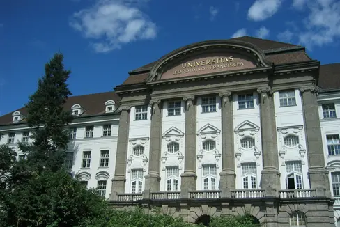 Per aiutare i maturandi altoatesini a prepararsi al test d'ingresso alle facoltà di Medicina e di Odontoiatria austriache (Vienna, Graz, Innsbruck), la Ripartizione provinciale diritto allo studio e l'Associazione universitaria sudtirolese sh.asus organizzano anche per quest'anno corsi di preparazione intensiva. (Foto: Di Roger3b - wikimedia.org)