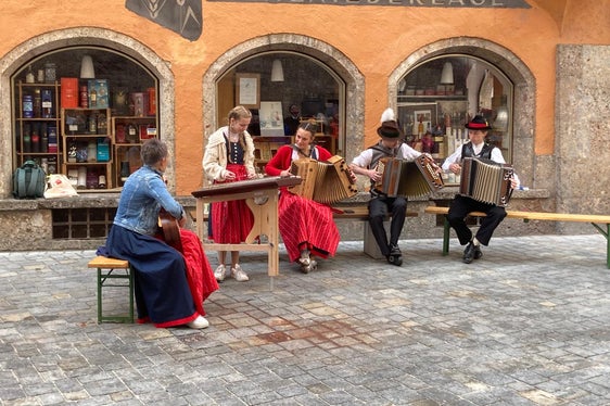Florian Thaler hat als Instrumentalsolist auf der Steirischen Harmonika am Wettbewerb in Innsbruck teilgenommen und auch in der Innenstadt beim Aufg’horcht in Innsbruck- Volksmusik erobert die Stadt mitgewirkt, im Bild rechts. (Foto: LPA/privat)