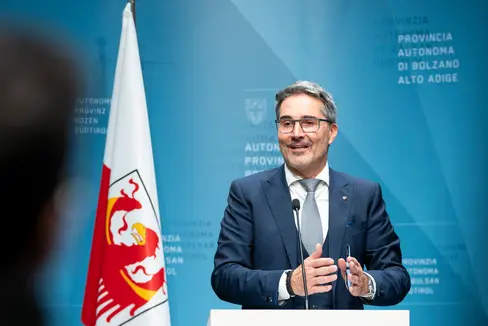 Auf Vorschlag von Landeshauptmann Kompatscher (Bild) hat die Landesregierung heute eine Durchführungsvereinbarung genehmigt,welche die Rast-Wiesen in Eppan beziehungsweise das Abkommen mit dem Generalkommando der Carabinieri und der Agentur für Staatsgüter sowie das Raumprogramm des ehemaligen Kasernen-Areals betrifft. (Foto: LPA/Fabio Brucculeri)