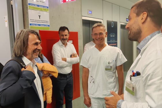 Gesundheitslandesrat Hubert Messner im Gespräch mit den Mitarbeitenden am Krankenhaus Bozen. (Foto: LPA/Samuel Vieider)