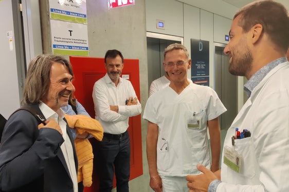 L'assessore Hubert Messner a colloquio con il personale dell'Ospedale di Bolzano. (Foto: ASP/Samuel Vieider)