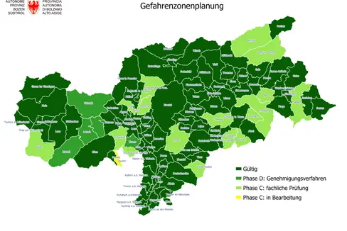 Aktuell verfügen 93 von insgesamt 116 Südtiroler Gemeinden - das sind 80 Prozent der Gemeinden - über einen gültigen Gefahrenzonenplan. Die übrigen 23 Gemeinden befinden sich in der Bearbeitungs-, Prüfungs- oder Genehmigungsphase. (Quelle: Landesamt für Gemeindeplanung)