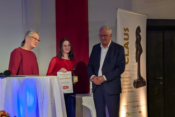 Maria Erhard (Mitte) ging mit ihrem Videobeitrag zur ladinischen Sprache als Siegerin des Schülerpreises CLAUS hervor, im Bild mit Jurymitglied Teresa Indjein und Mitinitiator Hermann Rogger. (Foto: Presseclub Concordia/Florian Stauder)