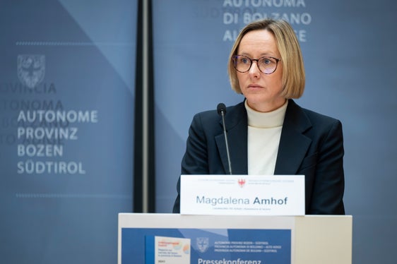 Il Rapporto sul mercato del lavoro in provincia di Bolzano per il periodo maggio-ottobre 2024 è stato presentato oggi (16 dicembre) dall’assessora al Lavoro Magdalena Amhof. (Foto: USP/Fabio Brucculeri)