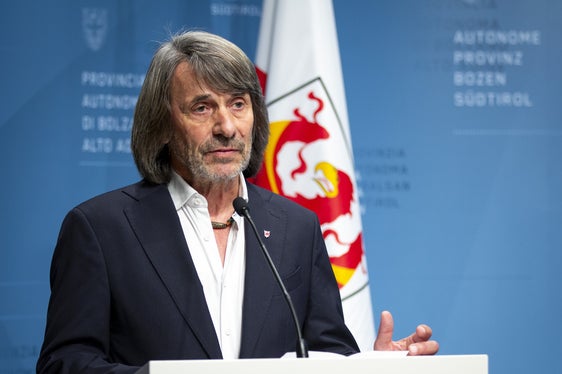 Der Vertrag bringt zusätzliche Vergütungen und mehr Unterstützung für das Praxispersonal und ist somit eine Investition in die Allgemeinmedizin. Wir wollen die Hausärztinnen und Hausärzte in ihrer Arbeit stärken und gleichzeitig die Versorgung für die Menschen weiterentwickeln, sagt Gesundheitslandesrat Hubert Messner. (Foto: LPA/Fabio Brucculeri)
