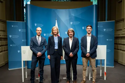 Il 27 aprile è stato presentato un nuovo studio sull’accettazione e l’utilità dell’intelligenza artificiale nell’assistenza sanitaria (nella foto, da sinistra): Timon Gärtner, direttore dell’Istituto provinciale di statistica ASTAT, Doris Hager-Prainsack, presidente dell’Istituto di Medicina Generale e Public Health di Bolzano, l’assessore provinciale Hubert Messner e il responsabile dello studio Dietmar Ausserhofer. (Foto: USP/Fabio Brucculeri)