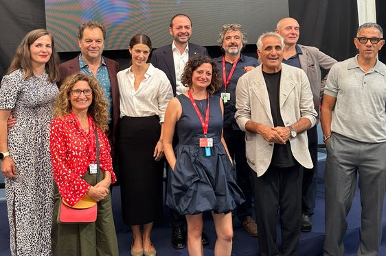 Il vicepresidente della Provincia Marco Galateo (quarto da sinistra dietro) posa, tra gli altri, con l'attrice protagonista Barbara Ronchi (terza da sinistra dietro) e il regista di Elisa Leonardo Di Costanzo (terzo da sinistra davanti). (Foto: USP/Alice Segata)