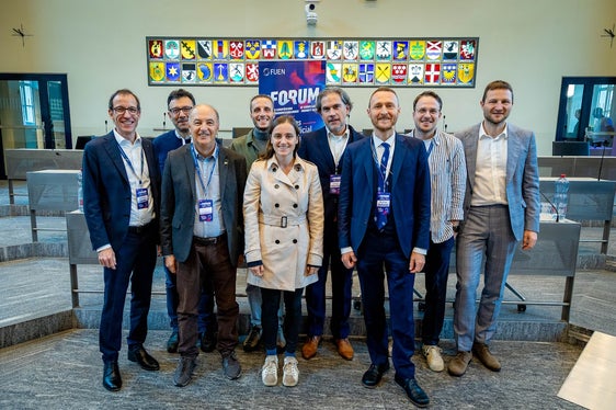 Ladinisch-Rätoromanisches Gruppenfoto: hintere Reihe (von links) Lia Rumantscha Generalsekretär Andreas Gabriel, Uni Bozen Dekan der Fakultät für Bildungswissenschaften Paul Videsott, DIGI-RLF Projektmitarbeiter Robert Sama, Lia Rumantscha Digitalisierungsbeauftragter Igancio Perez Prat, Uni Innsbruck Forscher Samuel Frontull, EU-Projektekoordinator Abteilung Ladinische Bildungsverwaltung und Kultur Stefan Graziadei; vordere Reihe (von links) Union Generela di Ladins dla Dolomites Präsident Roland Verra, Union Generela di Ladins de Gherdëina Präsidentin Sofia Stuflesser, Abteilungsdirektor Mathias Stuflesser. (Foto: FUEN/László Mihály)
