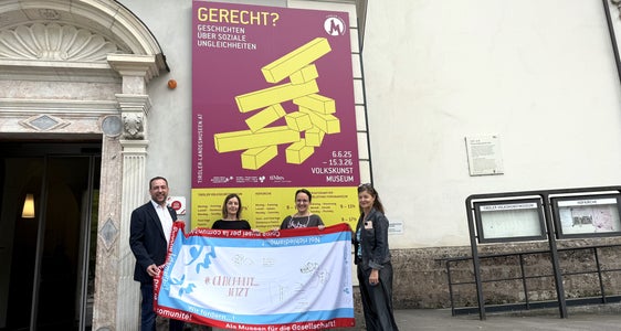 #gleichheit_jetzt fordert das Tiroler Volkskunstmuseum mit Leiter Karl C. Berger (von links), Kulturvermittlerin Katharina Walter und die Kuratorinnen Jutta Profanter und Lisa Noggler. (Foto: TLM/Manuela Fritz)