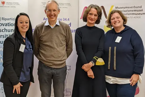 Giornata dei musei altoatesini 2022, da sin.: Monika Conrater, direttrice dell’Ufficio Musei e ricerca museale, i relatori Raul Dal Santo e Carola Rupprecht, la direttrice dell’Associazione Musei Alto Adige, Marlene Messner (Foto: ASP/Notburga Siller)