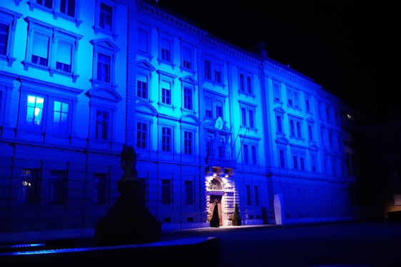 Blaue Beleuchtung am Landhaus 1: Licht auf die Enzephalomyelitis, eine Krankheit, die sonst oft im Dunkeln bleibt. (Foto: LPA/Guido Steinegger)
