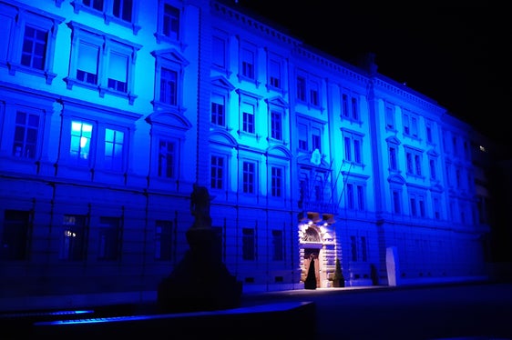 Blaue Beleuchtung am Landhaus 1: Licht auf die Enzephalomyelitis, eine Krankheit, die sonst oft im Dunkeln bleibt. (Foto: LPA/Guido Steinegger)