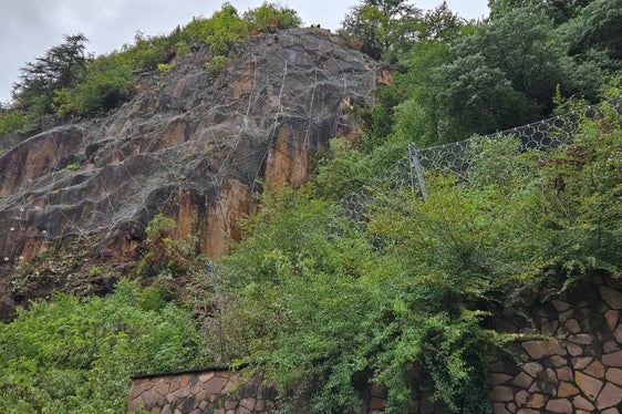 1000 metri quadrati di reti metalliche e 300 metri lineari di recinzioni di protezione contro la caduta massi sul pendio sopra la via Fago, all'altezza del centro di riabilitazione di Bolzano, proteggono ora dalla caduta massi. (Foto: USP/Agenzia Demanio provinciale)