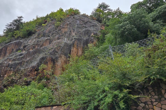 1000 metri quadrati di reti metalliche e 300 metri lineari di recinzioni di protezione contro la caduta massi sul pendio sopra la via Fago, all'altezza del centro di riabilitazione di Bolzano, proteggono ora dalla caduta massi. (Foto: USP/Agenzia Demanio provinciale)