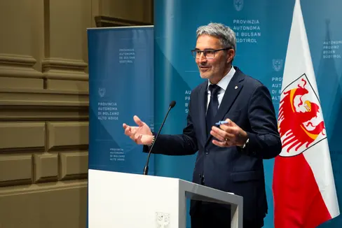 Landeshauptmann Arno Kompatscher stellte die Kriterien für die Medienförderung vor. (Foto: LPA/Fabio Brucculeri)