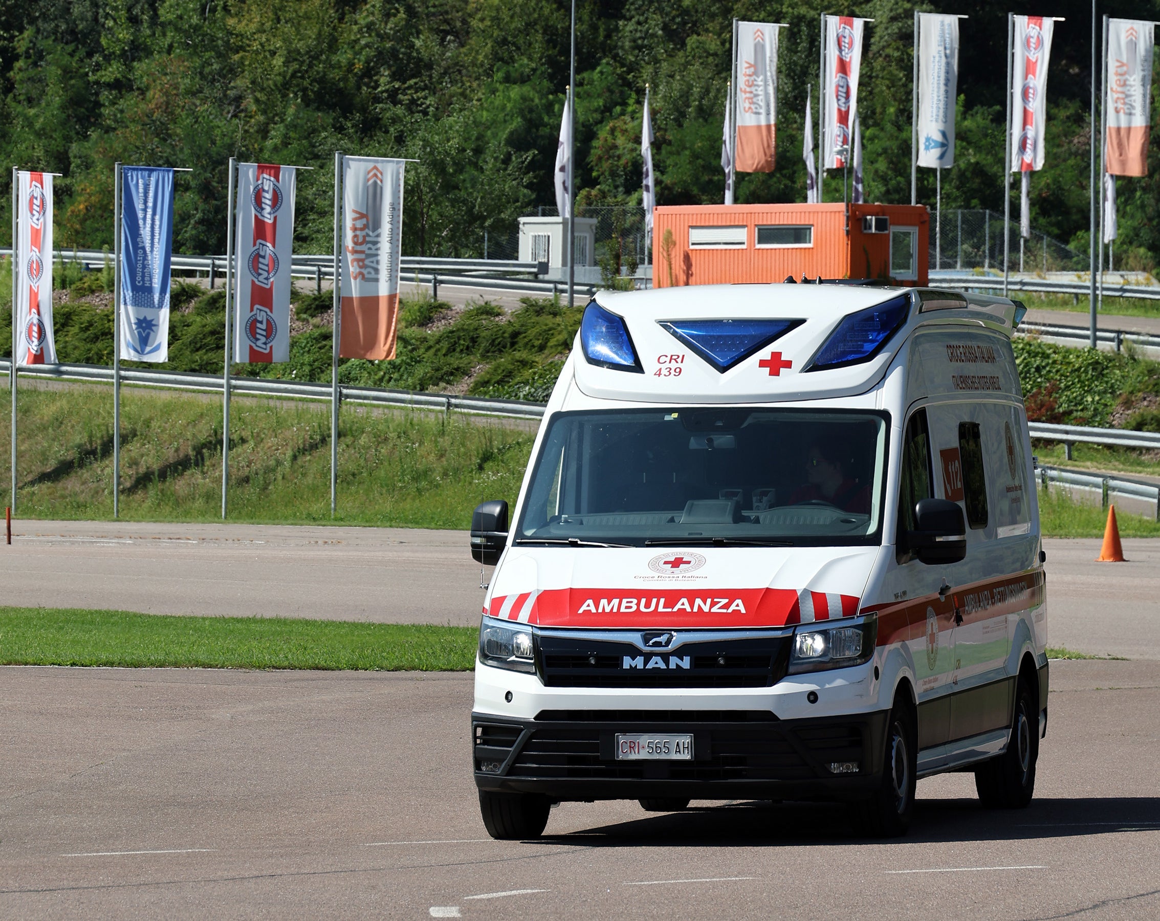 La Croce Rossa Italiana altoatesina svolge ogni anno centinaia di interventi: dal soccorso sanitario ai servizi sociali, fino agli ambulatori mobili che visitano le case di riposo in tutto il territorio. Per questi spostamenti non è importante solo la rapidità, ma soprattutto la sicurezza. Per questo motivo, la Croce Rossa ha deciso di organizzare 60 corsi di guida sicura per 600 partecipanti al Safety Park. (Foto/USP/Ingo Dejaco)