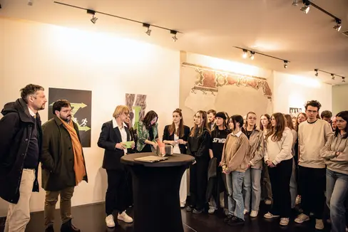 Il vicepresidente Daniel Alfreider con Alessandro De Lisi (Fondazione Falcone) e la dirigente scolastica Edith Meraner (da sinistra) hanno inaugurato la mostra “Le parole cambiano il mondo” sulla cultura della legalità con le opere degli alunni della scuola professionale Gutenberg. (Foto: USP/Veronika Lochmann)