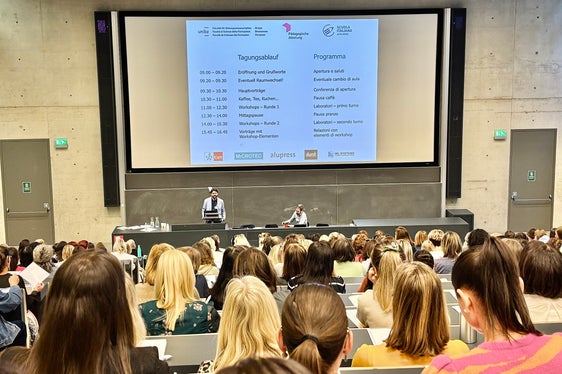 Die Tagung richtete sich an alle Sprachgruppen, die an der mathematischen und naturwissenschaftlichen Bildung von Kindern zwischen 3 und 11 Jahren interessiert sind, insbesondere an pädagogische Fachkräfte des Kindergartens und Lehrpersonen der Grundschule, aber auch an Eltern. (Foto: LPA/Freie Universität Bozen/Eva Maria Lassnitzer)