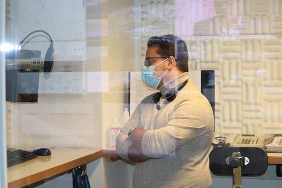 Festgelegter Ablauf: Manuel Scotellaro von der Verkehrsmeldezentrale nimmt die heutige BIS-Meldung auf, die via Radio ausgestrahlt wird. (Foto: LPA/Maja Clara)