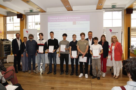 Beim diesjährigen Territorialen Wettbewerb der Informatik-Olympiade gehören Moritz Fischnaller, Mattia Mussner, Manuel Prader, Jakob Al Hasan, Matteo Garbin, Lukas Peer zu den Bestplatzierten. (Foto: LPA/Bildungsdirektion/Verena Hilber)