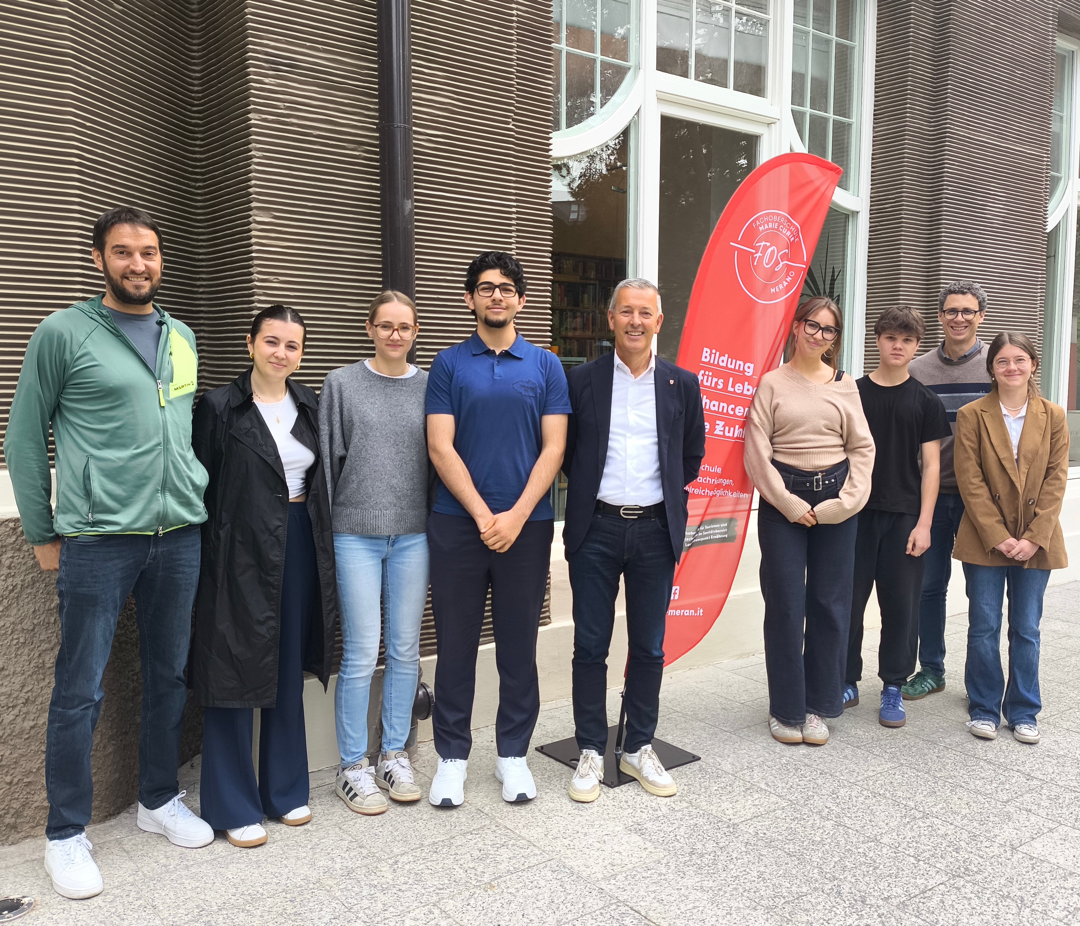 Austausch über Umwelt- und Klimaschutz: Landesrat Peter Brunner mit den Schülerinnen und Schülern der FOS Marie Curie Alicia Streitberger, Lara Ambach, Liam Baumgartner, Giulio Falaha, Paula Rainer und Lea Stecher und den Lehrern Andreas Dietl und Florian Erschbamer. (Foto: LPA)