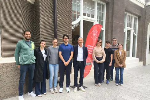 Confronto su ambiente e tutela del clima: l'assessore provinciale Peter Brunner con studentesse e studenti della scuola Marie Curie, Alicia Streitberger, Lara Ambach, Liam Baumgartner, Giulio Falaha, Paula Rainer e Lea Stecher, e i docenti Andreas Dietl e Florian Erschbamer. (Foto: USP)