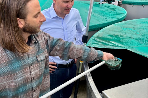 Landesrat Luis Walcher (rechts) bei der Besichtigung des Aquatischen Artenschutzzentrums in Schenna mit dessen Koordinator Daniel Eisendle. (Foto: LPA/Ressort Landwirtschaft, Forstwirtschaft und Tourismus/Sabine Pitscheider)