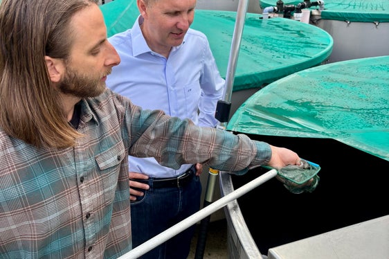 Landesrat Luis Walcher (rechts) bei der Besichtigung des Aquatischen Artenschutzzentrums in Schenna mit dessen Koordinator Daniel Eisendle. (Foto: LPA/Ressort Landwirtschaft, Forstwirtschaft und Tourismus/Sabine Pitscheider)