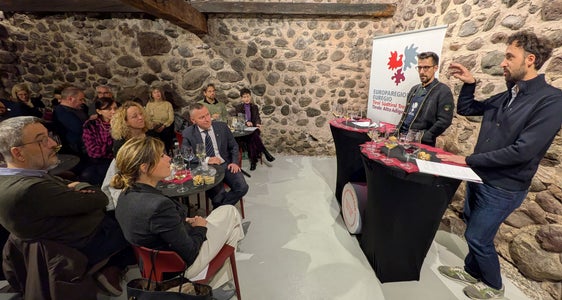 Alla degustazione, Tommaso Iori e Marco Odorizzi (in piedi da sinistra a destra) hanno abbinato le storie di vita di Alcide De Gasperi ai vini corrispondenti. (Foto: Euregio)