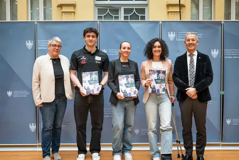 Am 26. März wurde in Bozen das Sportjahrbuch 2025 vorgestellt. Die Publikation bietet auf 176 Seiten einen umfassenden Überblick über die sportlichen Leistungen und Veranstaltungen des vergangenen Jahres in Südtirol. Im Bild von links nach rechts: Amtsdirektorin Laura Savoia, Matteo Bianchi, Eva Lechner, Evelin Lanthaler und Landesrat Peter Brunner. (Foto: LPA/Fabio Brucculeri)
