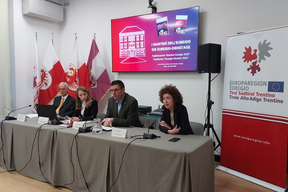 Die Vorstellung des Euregio-Monitors in der Casa Moggioli: (v. l.) Günther Pallaver (Universität Innsbruck), Chiara Ida Pompeo, Matthias Fink und Elisa Bertò (Euregio) - (Foto: Euregio)