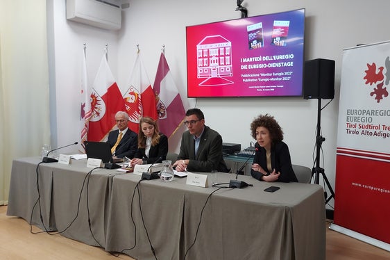 Die Vorstellung des Euregio-Monitors in der Casa Moggioli: (v. l.) Günther Pallaver (Universität Innsbruck), Chiara Ida Pompeo, Matthias Fink und Elisa Bertò (Euregio) - (Foto: Euregio)