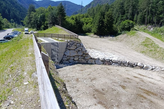 Mittlerweile – die Aufnahme von Vorarbeiter Alex Messner ist vom 25. Juni – hat die Wildbachverbauung 2000 Sträucher und Laubgehölze im Baustellenbereich des Rückhaltebeckens im Greithwaldbach in Mittewald gepflanzt. (Foto: LPA/Landesamt für Wildbach- und Lawinenverbauung Nord in der Agentur für Bevölkerungsschutz)