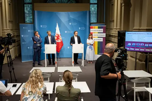 In einer gemeinsamen Pressekonferenz Bilanz über das auslaufende Schuljahr gezogen (von links): Schulamtsleiter Heinrich Videsott, Landesrat Daniel Alfreider, Landesrat Philipp Achammer, Landesschuldirektorin Sigrun Falkensteiner (Foto: LPA/Fabio Brucculeri)
