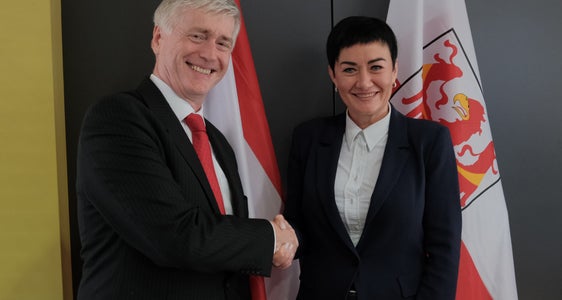 L'incontro tra l'assessora provinciale Mair e l'incaricato Prummer si è incentrato sulla politica abitativa e sulla sicurezza. (Foto: ASP/Lukas Forer)